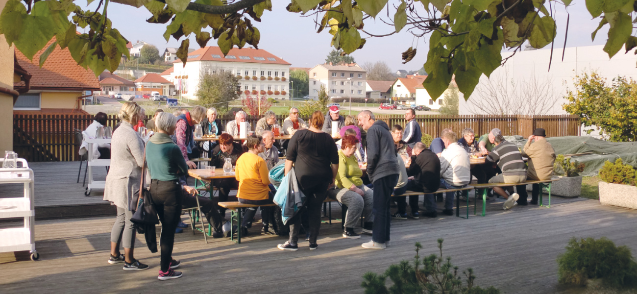 Naslovna fotografija - druzenje stanovalcev Voličina